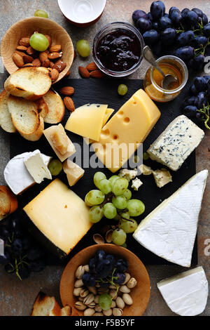 I vari formaggi e Uva su lavagna Foto Stock