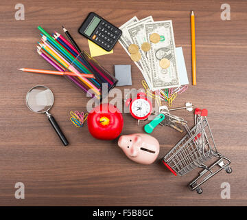 Carrello spesa con il denaro e il salvadanaio Foto Stock