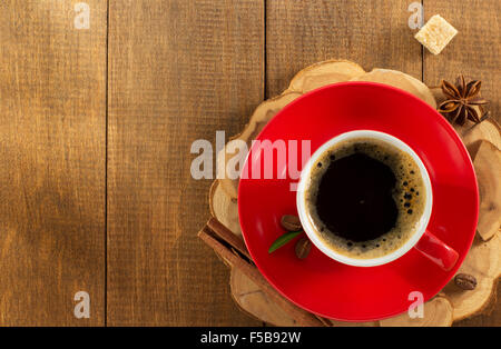 Tazza di caffè su sfondo di legno Foto Stock