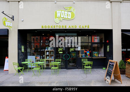 Parola libreria indipendente e cafe, 123 Newark Ave, Jersey City, NJ. esterno di un bookshop e cafè sul marciapiede. Foto Stock