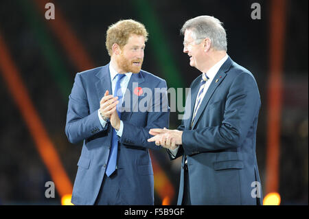 31 ottobre 2015: il principe Harry parla con Bernard Lapasset, Presidente del rugby mondiale alla fine del la finale della Coppa del Mondo di rugby tra la Nuova Zelanda e l'Australia - Twickenham Stadium, Londra.(foto: Rob Munro/Stewart Communications/CSM) Foto Stock