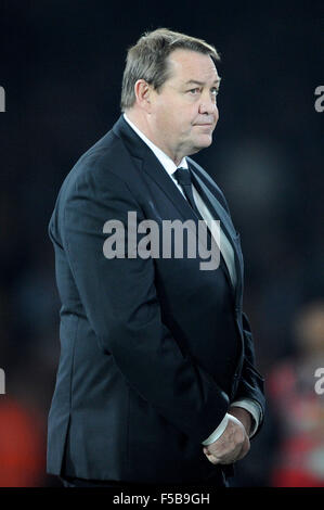 31 ottobre 2015: Steve Hansen, Nuova Zelanda capo allenatore, attende di ricevere il suo vincitore della medaglia dal principe Harry alla fine del la finale della Coppa del Mondo di rugby tra la Nuova Zelanda e l'Australia - Twickenham Stadium, Londra.(foto: Rob Munro/Stewart Communications/CSM) Foto Stock