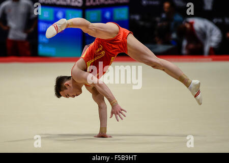 Glasgow, Regno Unito. 30 ott 2015. RUOTENG XIAO compete sul pavimento durante l'uomo tutto attorno alla finale del mondiale 2015 Campionati di ginnastica tenutasi a Glasgow, Regno Unito. © Amy Sanderson/ZUMA filo/Alamy Live News Foto Stock