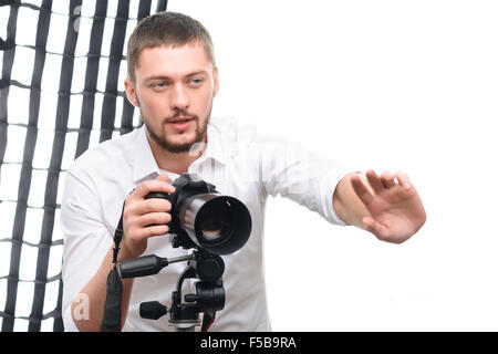 Bel giovane fotografo mentre dà indicazioni Foto Stock