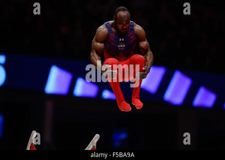 Glasgow, Regno Unito. 30 ott 2015. DONNELL WHITTENBURG compete sulle barre parallele durante l'uomo tutto attorno alla finale del mondiale 2015 Campionati di ginnastica tenutasi a Glasgow, Regno Unito. © Amy Sanderson/ZUMA filo/Alamy Live News Foto Stock