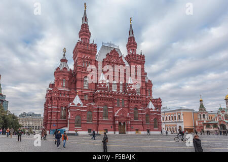 Mosca, Russia - 14 Ottobre 2015: Mosca il Cremlino e la Piazza Rossa. Edificio del museo storico statale. Foto Stock