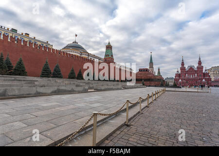 Mosca, Russia - 14 Ottobre 2015: Mosca il Cremlino e la Piazza Rossa. Tribune di pietra per gli ospiti d'onore su parate. Foto Stock