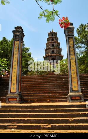 (151101) -- HANOI, nov. 1, 2015 (Xinhua) -- Foto scattata il 28 aprile 2013 illustra la celeste signora Pagoda fra il Complesso di Hue Monumenti Patrimonio dell'umanità trova in tinta del Vietnam centrale. Finora, cinque siti culturali, vale a dire il settore centrale della cittadella imperiale di Thang Long - Hanoi, la Cittadella della dinastia Ho, Complesso di Hue Monumenti, antica città di Hoi An, figlio mio santuario e un sito misto di Trang un paesaggio complesso in Vietnam sono stati iscritti nella lista del patrimonio mondiale dell'UNESCO. (Xinhua/Zhang Jianhua) Foto Stock