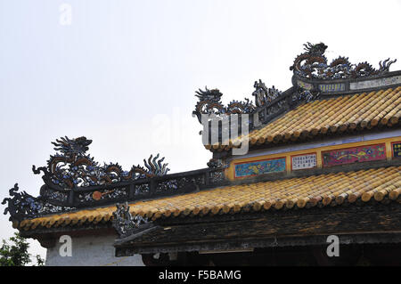 (151101) -- HANOI, nov. 1, 2015 (Xinhua) -- Le foto scattate sul 17 aprile 2014 mostra le sculture sulla costruzione di Hue Imperial City, Vietnam. Finora, cinque siti culturali, vale a dire il settore centrale della cittadella imperiale di Thang Long - Hanoi, la Cittadella della dinastia Ho, Complesso di Hue Monumenti, antica città di Hoi An, figlio mio santuario e un sito misto di Trang un paesaggio complesso in Vietnam sono stati iscritti nella lista del patrimonio mondiale dell'UNESCO. (Xinhua/Zhang Jianhua) Foto Stock