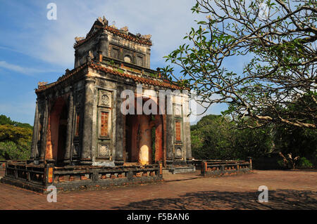 (151101) -- HANOI, nov. 1, 2015 (Xinhua) -- Foto scattata il 28 aprile 2013 illustra la tomba di Tu Duc fra il Complesso di Hue Monumenti Patrimonio dell'umanità trova in tinta del Vietnam centrale. Finora, cinque siti culturali, vale a dire il settore centrale della cittadella imperiale di Thang Long - Hanoi, la Cittadella della dinastia Ho, Complesso di Hue Monumenti, antica città di Hoi An, figlio mio santuario e un sito misto di Trang un paesaggio complesso in Vietnam sono stati iscritti nella lista del patrimonio mondiale dell'UNESCO. (Xinhua/Zhang Jianhua) Foto Stock