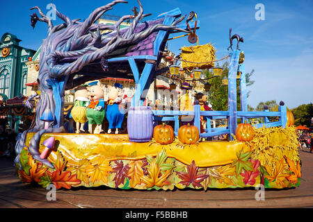 Halloween Parade lungo la strada principale di Disneyland Paris Marne-la-Vallée Chessy Francia Foto Stock