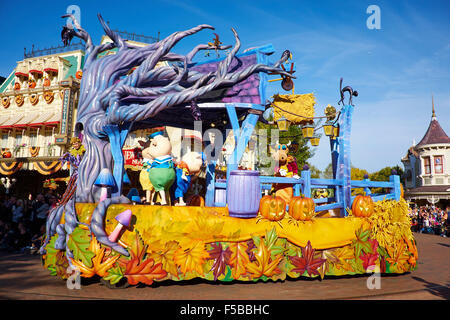 Halloween Parade lungo la strada principale di Disneyland Paris Marne-la-Vallée Chessy Francia Foto Stock