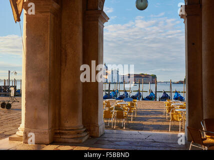 Alba vista della Basilica di San Giorgio Maggiore e gondole da Piazzetta San Marco Venezia Veneto Italia Europa Foto Stock