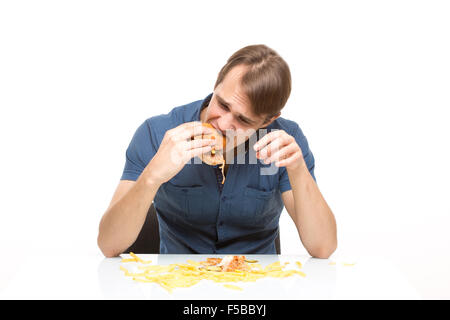 L uomo non è attenta a mangiare insapore burger. Foto Stock