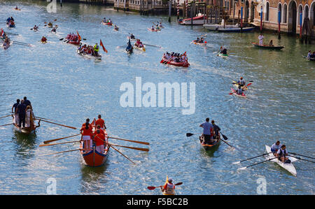 Barche prendendo parte alla Vogalonga fila lungo il Canal Grande Venezia Veneto Italia Europa Foto Stock