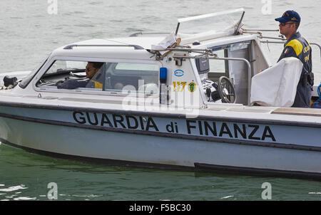 Guardia di Finanza imbarcazione di pattuglia il Canal Grande Venezia Veneto Italia Europa Foto Stock