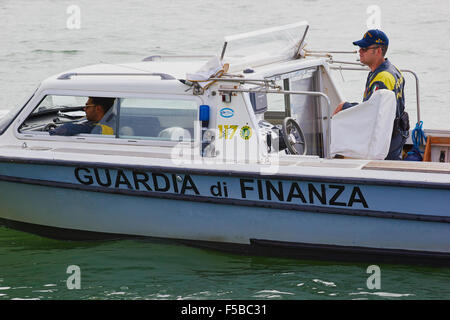 Guardia di Finanza imbarcazione di pattuglia il Canal Grande Venezia Veneto Italia Europa Foto Stock