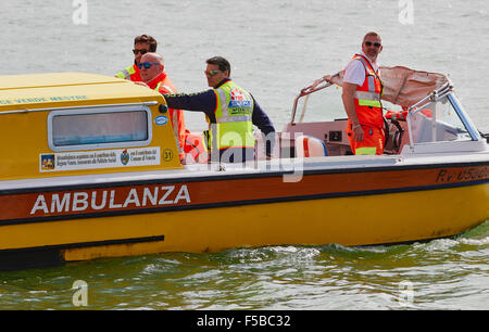 I paramedici su un ambulanza acqua Canal Grande Venezia Veneto Italia Europa Foto Stock