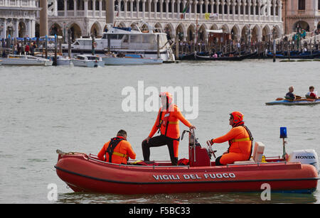 I subacquei dai Vigili del Fuoco italia agenzia per il fuoco e il servizio di soccorso su una barca in Canal Grande Venezia Veneto Italia Foto Stock