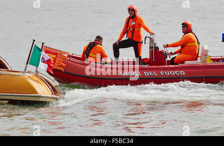 I subacquei dai Vigili del Fuoco italia agenzia per il fuoco e il servizio di soccorso su una barca in Canal Grande Venezia Veneto Italia Foto Stock