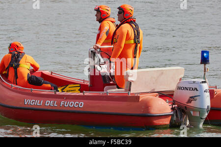 I subacquei dai Vigili del Fuoco italia agenzia per il fuoco e il servizio di soccorso su una barca in Canal Grande Venezia Veneto Italia Foto Stock