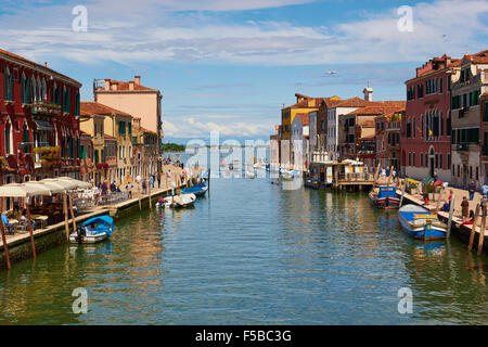 Barche prendendo parte alla Vogalonga raggiungono il punto di finitura in Rio Canareggio Venezia Veneto Italia Europa Foto Stock