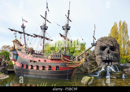 Galeone pirata sull isola di avventura con cranio Rock a destra di Disneyland Paris Marne-la-Vallée Chessy Francia Foto Stock
