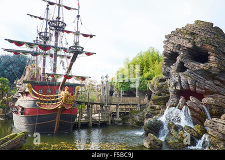 Galeone pirata sull isola di avventura con cranio Rock a destra di Disneyland Paris Marne-la-Vallée Chessy Francia Foto Stock