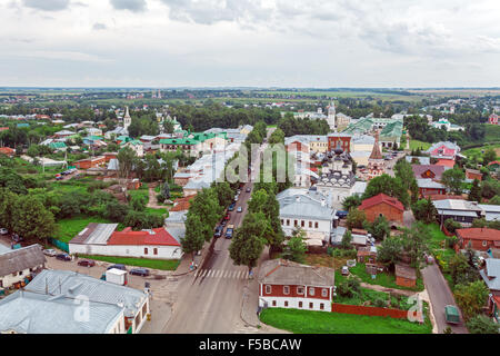 La strada principale della città di Suzdal vista aerea Foto Stock