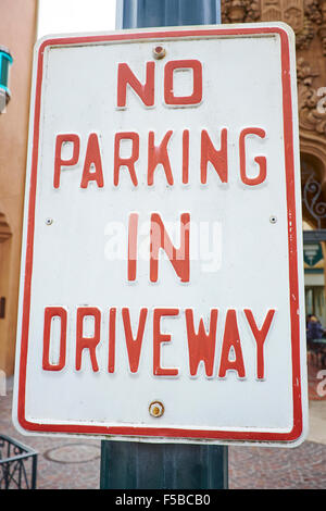 Nessun parcheggio in viale di ingresso segnale di traffico Walt Disney Studios a Disneyland Paris Marne-la-Vallée Chessy Francia Foto Stock