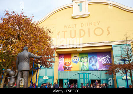 Statua di Walt Disney con Mickey Mouse Disneyland Paris Marne-la-Vallée Chessy Francia Foto Stock