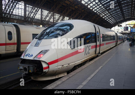 Le ferrovie tedesche in collaborazione con ferrovie olandesi ad alta velocità passeggeri Express treno per Amsterdam, Colonia, Germania. Foto Stock