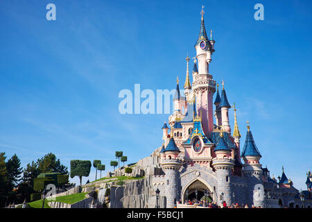 Sleeping Beauty Castle entro il Fantasyland Disneyland Paris Marne-la-Vallée Chessy Francia Foto Stock