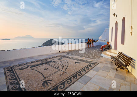 La gente seduta su una panchina nel villaggio di Plaka sull isola di Milos, Grecia Foto Stock