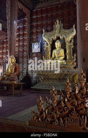 Interno con buddha centrale dorato nello storico tempio in legno di teak di Shwe in bin Kyaung a Mandalay, Myanmar, ex Birmania Foto Stock