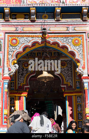 Molti pellegrini si riuniscono di fronte al colorato Tempio Badrinath, uno dei Char Dham destinazioni, Badrinath,Uttrakhand Foto Stock