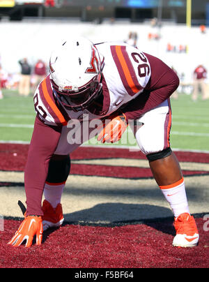 Alumni Stadium. 31 ott 2015. MA, USA; Virginia Tech Hokies affrontare difensivo Luther Maddy (92) si riscalda prima di NCAA Football gioco tra il Boston College Eagles e Virginia Tech Hokies a Alumni Stadium. Virginia Tech ha sconfitto il Boston College il 26-10. Anthony Nesmith/Cal Sport Media/Alamy Live News Foto Stock