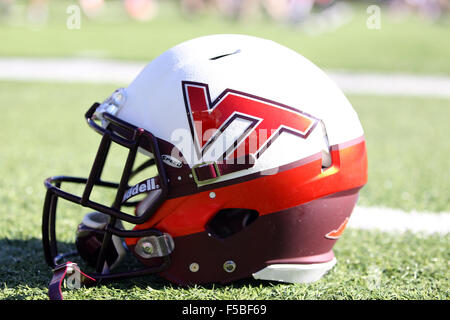 Alumni Stadium. 31 ott 2015. MA, USA; una vista generale della Virginia Tech Hokies casco prima di NCAA Football gioco tra il Boston College Eagles e Virginia Tech Hokies a Alumni Stadium. Virginia Tech ha sconfitto il Boston College il 26-10. Anthony Nesmith/Cal Sport Media/Alamy Live News Foto Stock