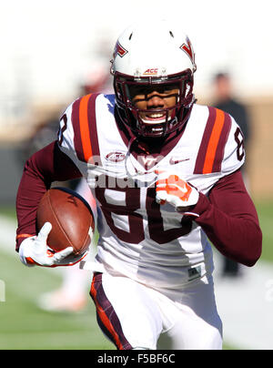 Alumni Stadium. 31 ott 2015. MA, USA; Virginia Tech Hokies wide receiver Demitri Knowles (80) si riscalda prima di NCAA Football gioco tra il Boston College Eagles e Virginia Tech Hokies a Alumni Stadium. Virginia Tech ha sconfitto il Boston College il 26-10. Anthony Nesmith/Cal Sport Media/Alamy Live News Foto Stock