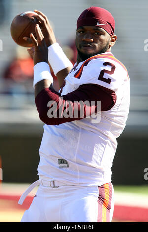 Alumni Stadium. 31 ott 2015. MA, USA; Virginia Tech Hokies quarterback Dwayne Lawson (2) si riscalda prima di NCAA Football gioco tra il Boston College Eagles e Virginia Tech Hokies a Alumni Stadium. Virginia Tech ha sconfitto il Boston College il 26-10. Anthony Nesmith/Cal Sport Media/Alamy Live News Foto Stock