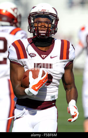 Alumni Stadium. 31 ott 2015. MA, USA; Virginia Tech Hokies wide receiver Phillips a camma (5) si riscalda prima di NCAA Football gioco tra il Boston College Eagles e Virginia Tech Hokies a Alumni Stadium. Virginia Tech ha sconfitto il Boston College il 26-10. Anthony Nesmith/Cal Sport Media/Alamy Live News Foto Stock