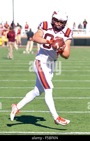 Alumni Stadium. 31 ott 2015. MA, USA; Virginia Tech Hokies wide receiver Charley Meyer (83) si riscalda prima di NCAA Football gioco tra il Boston College Eagles e Virginia Tech Hokies a Alumni Stadium. Virginia Tech ha sconfitto il Boston College il 26-10. Anthony Nesmith/Cal Sport Media/Alamy Live News Foto Stock