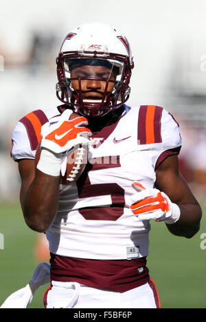 Alumni Stadium. 31 ott 2015. MA, USA; Virginia Tech Hokies wide receiver Phillips a camma (5) si riscalda prima di NCAA Football gioco tra il Boston College Eagles e Virginia Tech Hokies a Alumni Stadium. Virginia Tech ha sconfitto il Boston College il 26-10. Anthony Nesmith/Cal Sport Media/Alamy Live News Foto Stock