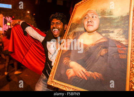 Los Angeles, Stati Uniti d'America. 31 ott 2015. I festaioli frequentare il West Hollywood Halloween costume carnevale di Santa Monica Boulevard a Los Angeles, negli Stati Uniti il 31 ott. 2015. Credito: Zhao Hanrong/Xinhua/Alamy Live News Foto Stock