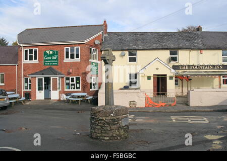 La vista del castello di pesce e patatine, Fountain Inn, Il Grist, Laugharne, Carmarthenshire, il Galles, la Gran Bretagna, Regno Unito Regno Unito, Europa Foto Stock