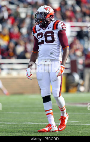 Alumni Stadium. 31 ott 2015. MA, USA; Virginia Tech Hokies running back Shai McKenzie (28) durante il NCAA Football gioco tra il Boston College Eagles e Virginia Tech Hokies a Alumni Stadium. Virginia Tech ha sconfitto il Boston College il 26-10. Anthony Nesmith/Cal Sport Media/Alamy Live News Foto Stock