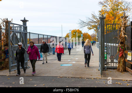 Le persone camminare sul marciapiede su Hudson, durante l'autunno in Poughkeepsie, New York. Foto Stock