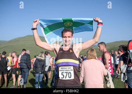 Dovedale, Derbyshire, Regno Unito. 1 novembre 2015. Oltre un migliaio di club del corridore e il divertimento del runner ha preso parte alla 59esima Dovedale dash cross country gara ,corso circa 4.3/4 miglia sotto l'ombra di 'Thorpe cloud e sopra il famoso pietre miliari attraverso il fiume Colomba . Credito: IFIMAGE/Alamy Live News Foto Stock