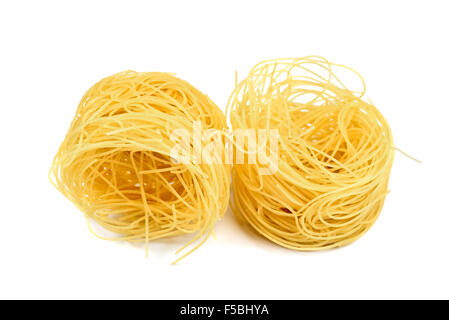 Nido di pasta. Vista dal lato. Isolato su bianco Foto Stock