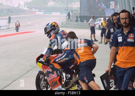 Dal Circuito di Sepang, in Malesia. 24 ott 2015. Miguel Oliveira lasciando il suo garage durante le qualifiche per la classe Moto3 dei Malay Foto Stock